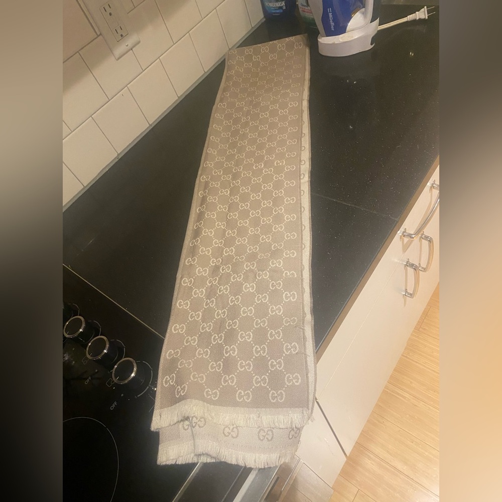 Authentic Gucci scarf - Picture 2 of 3